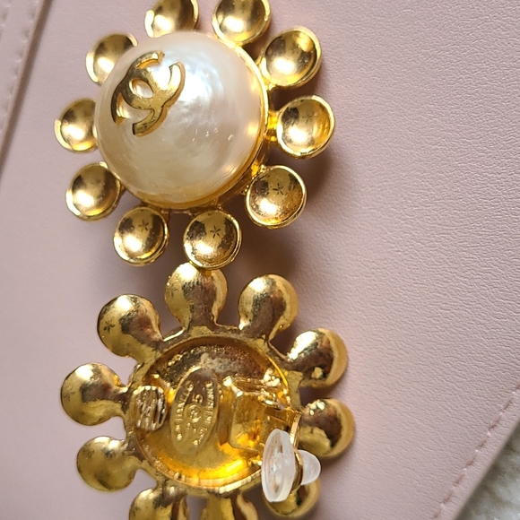 Authentic Chanel clip on earrings - Picture 5 of 16